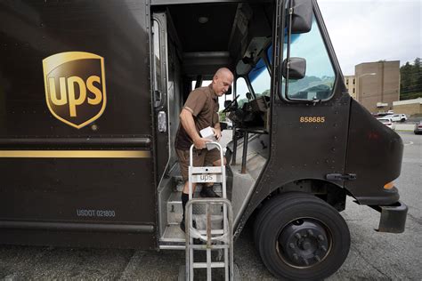 How Much Does Ups Driver Helper Make